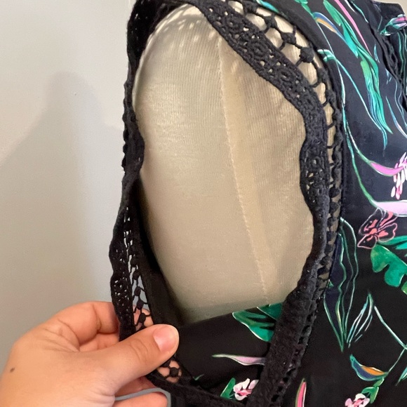 Sleeveless women’s floral blouse - Picture 5 of 5